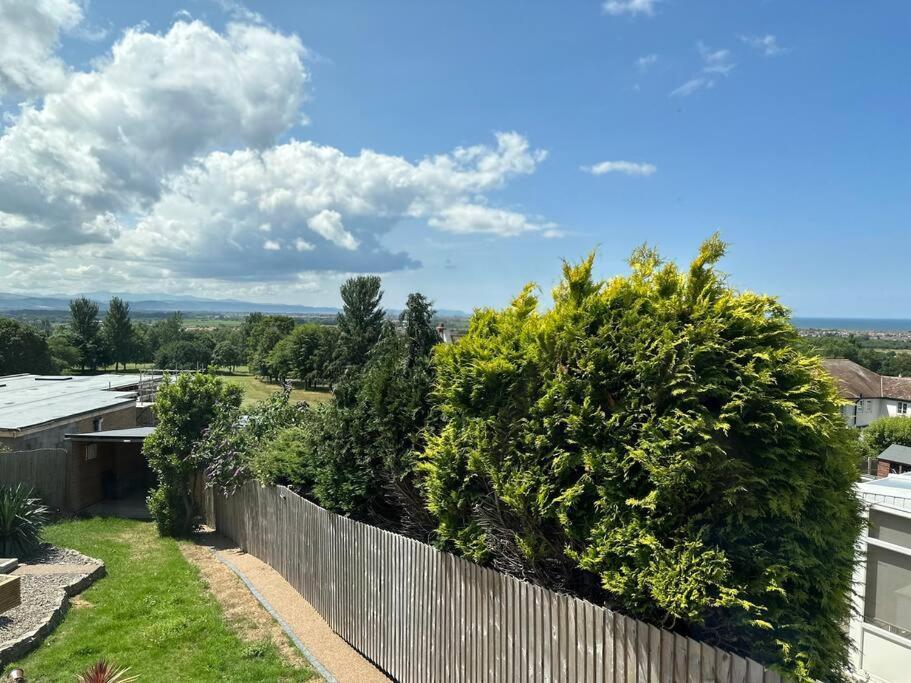 Offa'S Lodge Family Home Quiet Area With Sea Views Prestatyn Buitenkant foto